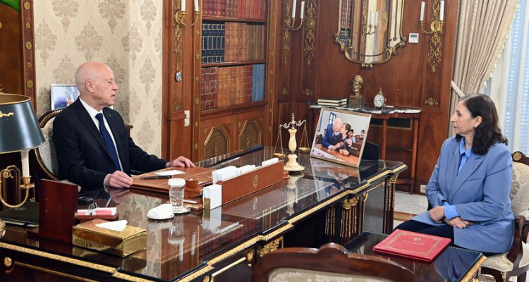 الرئيس سعيّد:  النقل العمومي صار معاناة يومية داخل المدن وبينها