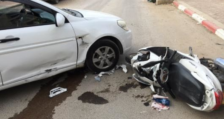 ماطر:  وفاة ستيني وإصابة اثنين آخرين   في حادث اصطدام سيارة بدرّاجة نارية
