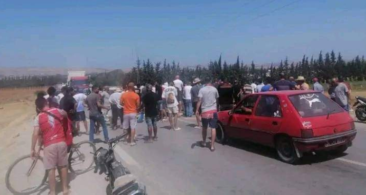 عدد من متساكني اوتيك يغلقون الطريق بين تونس وبنزرت