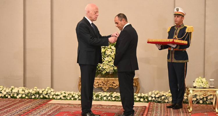 رئيس الجمهورية يسند وسام الاستحقاق بعنوان التربية والتعليم