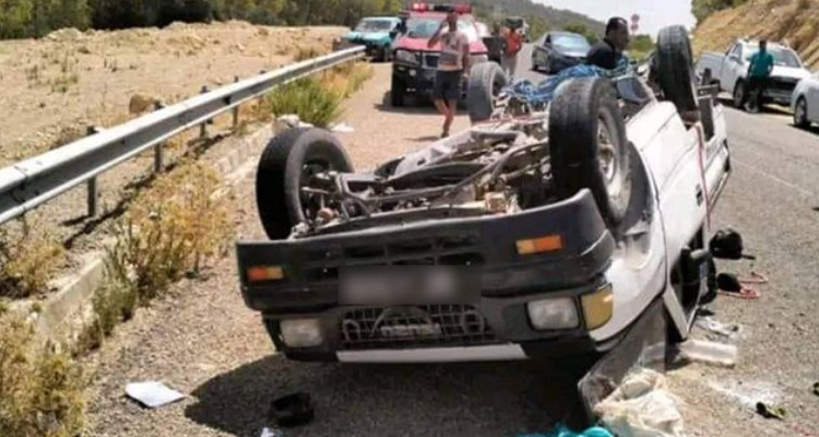  ماطر: وفاة شخص واصابة اخر في حادث انقلاب شاحنة  