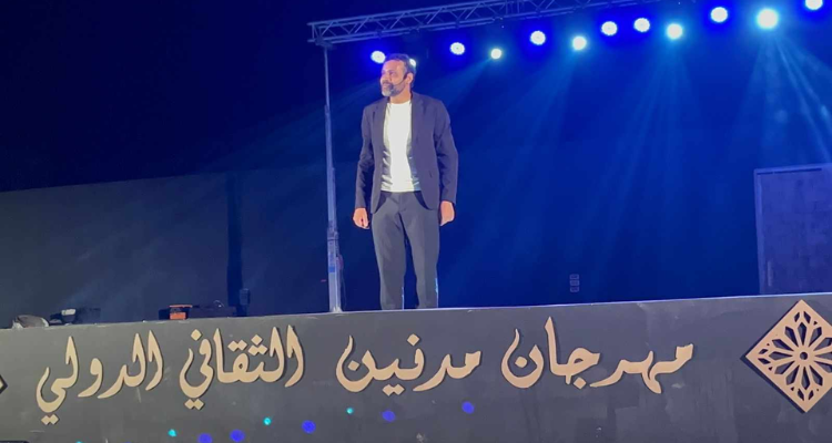 مهرجان مدنين الثقافي:  بسام الحمراوي يمتع الجمهور  بمسرحية "المايسترو"
