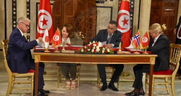 التوقيع على اتفاقيتي انجاز محطتين لانتاج الكهرباء من الطاقة الشمسية بسيدي بوزيد وتوزر