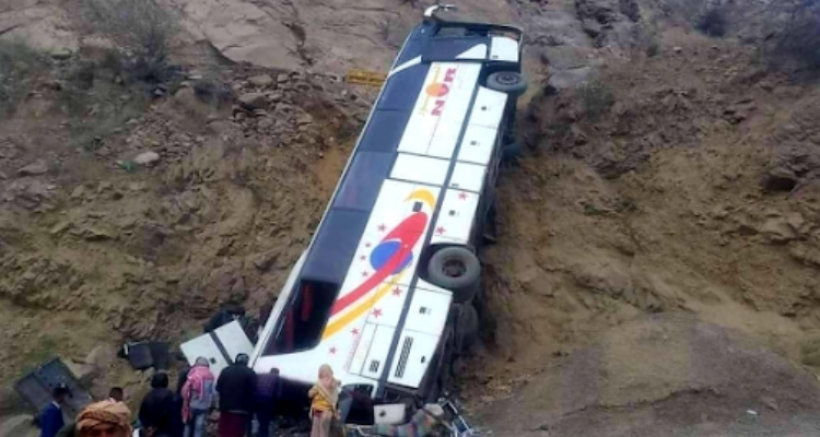 وفاة 16 شخصا جراء سقوط حافلة في منطقة جبلية باليمن
