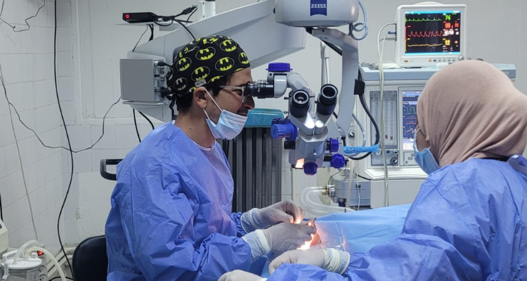فريق جراحة العيون بالمستشفى الجامعي بقابس ينجح في إجراء أول عملية زراعة قرنية