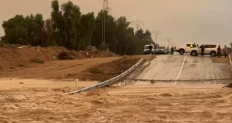 انقطاع حركة المرور بالطريق الجهوية الرابطة بين قبلي ودوز بسبب ارتفاع منسوب المياه