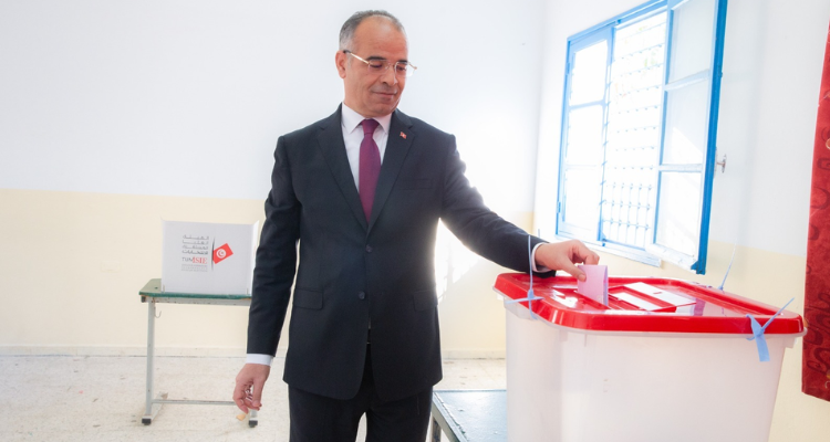 رئاسية 2024 : رئيس الحكومة يؤدي واجبه الانتخابي