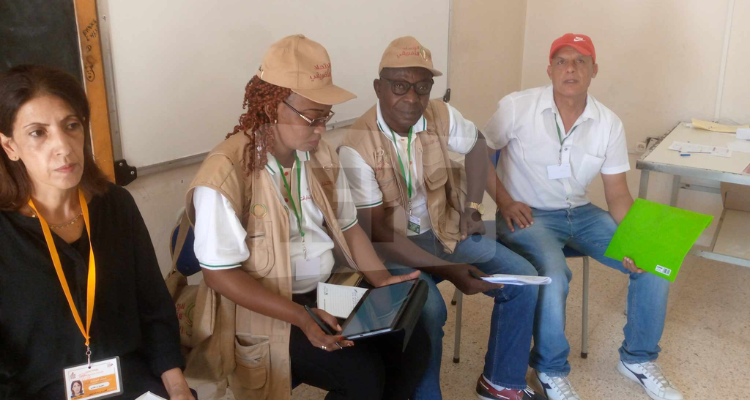 صفاقس: حضور مراقبين من الاتحاد الافريقي بمركز الاقتراع بمعهد الحبيب معزون