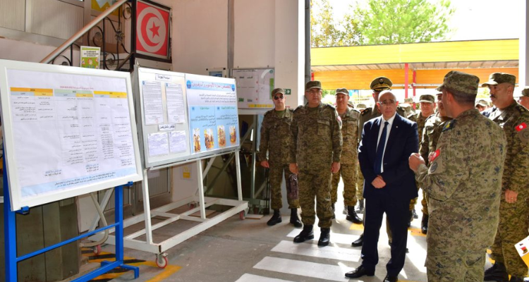 وزير الدفاع الوطني يؤدّي زيارة إلى القاعدة العسكريّة بباجة