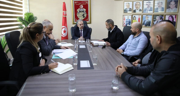 وزير الرياضة يجتمع بالهيئة المديرة لجمعية قوافل قفصة