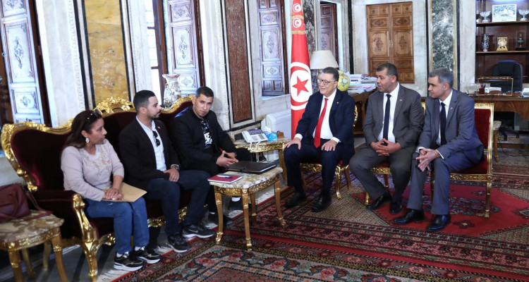 رئيس البرلمان يستقبل مجموعة من الدكاترة العاطلين عن العمل