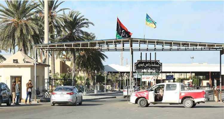 انقلاب شاحنة بمعبر راس جدير  من الجانب الليبي