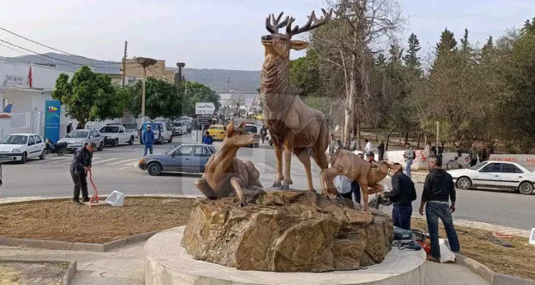 غار الدماء : تركيز مجسم للأيل الأطلسي بمدخل المدينة