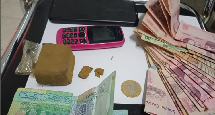 القصرين: القبض على 3 أشخاص على متن سيارة بحوزتهم مواد مخدرة ومبلغ مالي