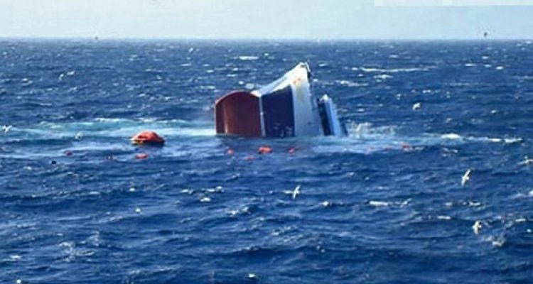 طبرقة وفاة بحار ونجاة 3 آخرين  إثر غرق مركبهم