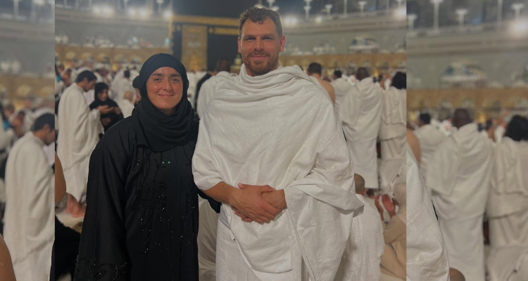 أنس جابر وزوجها يؤديان مناسك العمرة