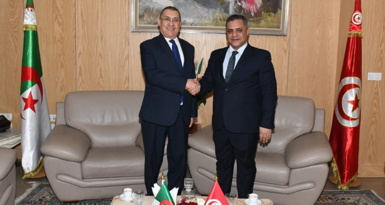 وزير الداخلية يتحادث مع نظيره الجزائري بخصوص سبل دعم التعاون