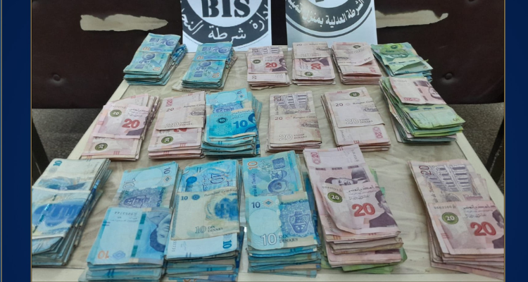 قربة: القبض على شخصين عمدا إلى سرقة مبلغ مالي من صاحب محل باستعمال العنف الشديد