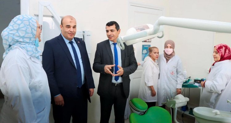 والي بن عروس يؤدي زيارة غير معلنة إلى مركز الصحة الوسيط ومركز الطب المدرسي والجامعي بالمروج