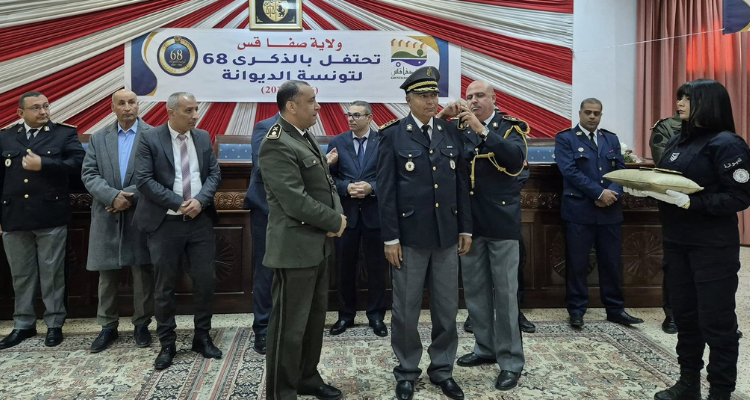 والي صفاقس يتولى  تعليق شارات الرتب والأوسمة لفائدة ثلة من ضباط وأعوان الديوانة