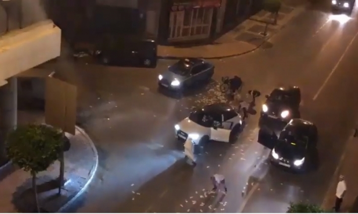 المغرب | طنجة: مواطنون يتهافتون على جمع المال الملقى على قارعة الطريق (فيديو) 