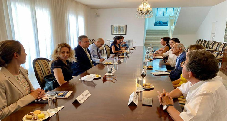 L’ambassadeur américain reçoit des activistes de la société civile