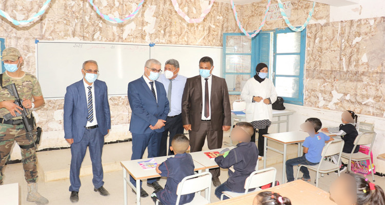 La photo d’un policier armé dans une classe fait polémique