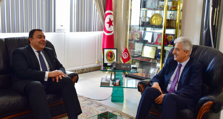 Le ministre de la Défense reçoit l’ambassadeur d’Egypte en Tunisie