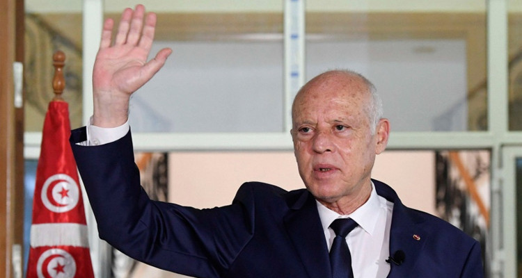 Présidentielles : Kais Saied perd 7 points mais reste en tête