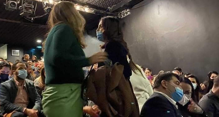 Nadya Akecha prise en photo avec René Trabelsi à Paris