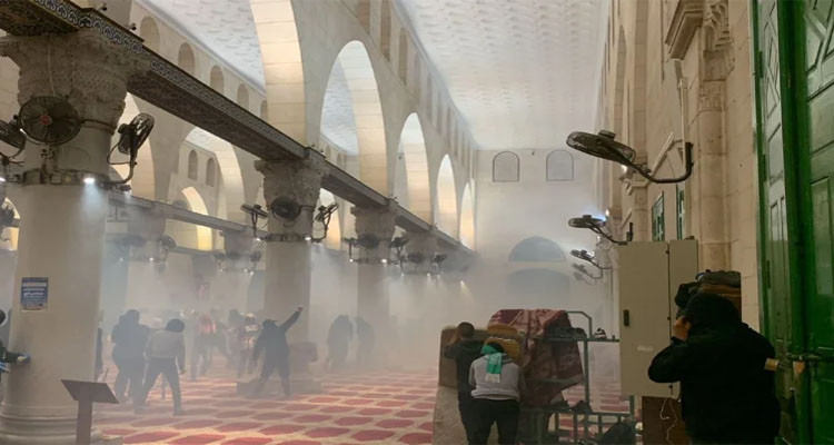 L’armée d’occupation envahit la mosquée Al Aqsa