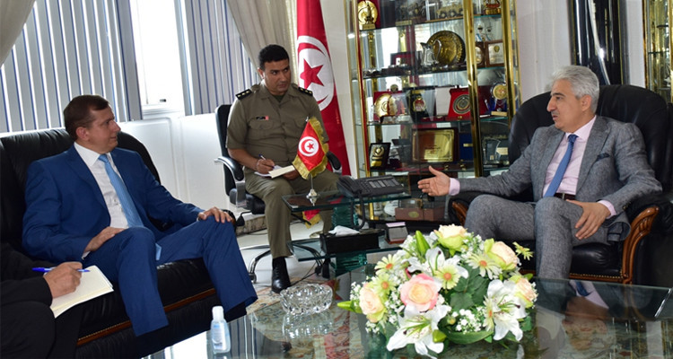 Le ministre de la Défense reçoit l’ambassadeur d’Ukraine en Tunisie