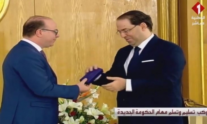 هدية إلياس الفخفاخ ليوسف الشاهد خلال موكب تسلم المهام الحكومية