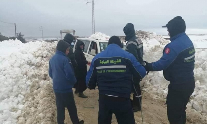 وحدات الشرطة البيئية تساهم في فتح الطرقات وإزالة الثلوج في كل من سليانة والكاف وجندوبة