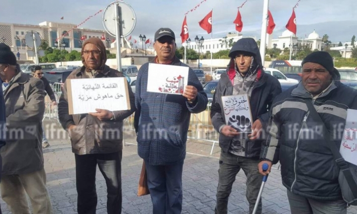 وقفة احتجاجية لعائلات شهداء وجرحى الثورة أمام قصر الحكومة