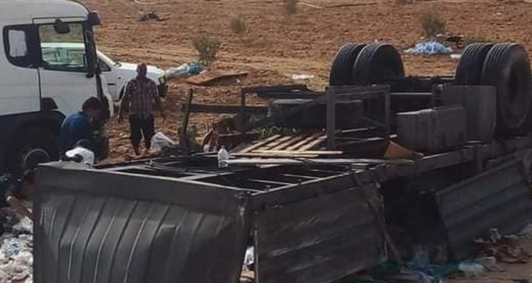 القيروان: انقلاب شاحنة محملة بالمياه المعدنية بمنطقة الضبيانية