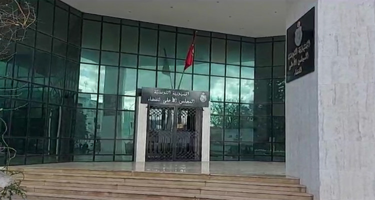 عدل منفذ تُعاين غلق مقر المجلس الأعلى للقضاء