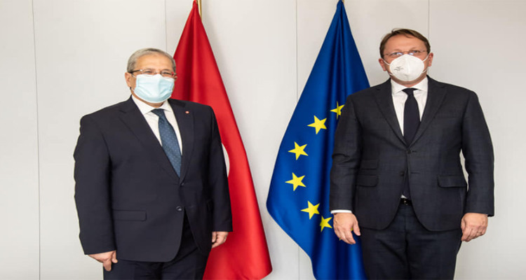 وزير الخارجية يلتقي المفوض الأوروبي للجوار والتوسّع