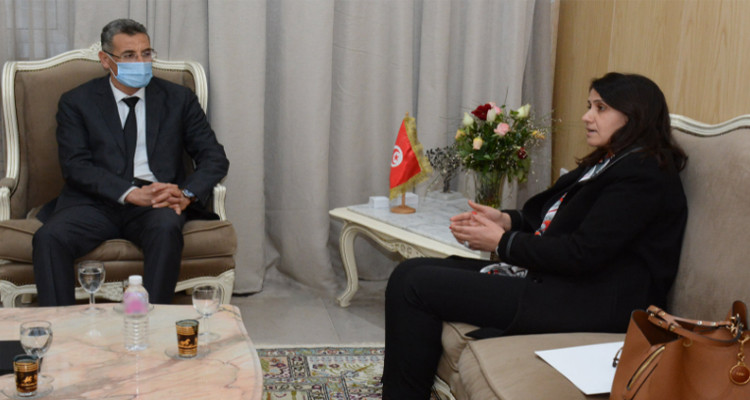 تعزيز الأمن البحري محور لقاء وزير الداخلية بالكاتبة العامة لشؤون البحار