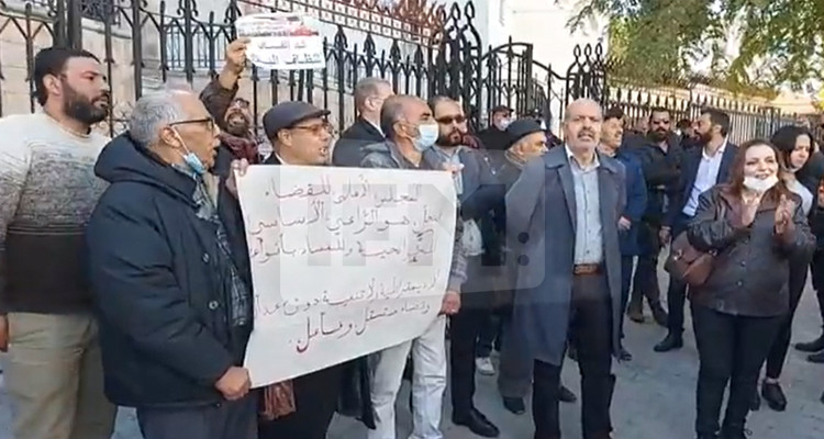 وقفة احتجاجية لهيئة الدفاع عن الشهيدين بلعيد والبراهمي