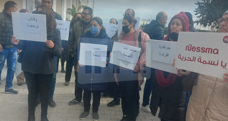 وقفة احتجاجية لصحفيي وعملة قناة نسمة أمام مقر الهايكا