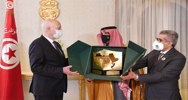 رئيس الجمهورية يتسلم الدرع التذكاري لمجلس وزراء الداخلية العرب