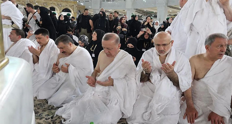 أردوغان يؤدي مناسك العمرة