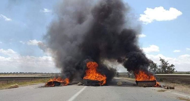 صفاقس: عدد من الفلاحين يغلقون الطريق على مستوى الحنشة