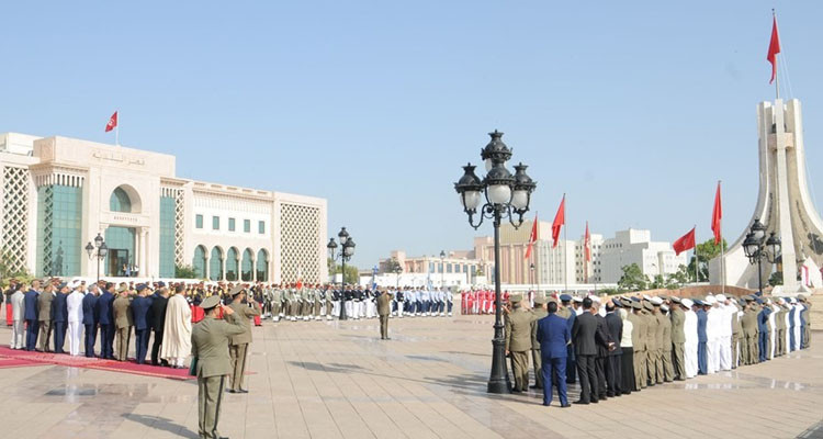 وزارة الدفاع تنظم موكبا رسميا لرفع العلم احتفاء بذكرى انبعاث الجيش