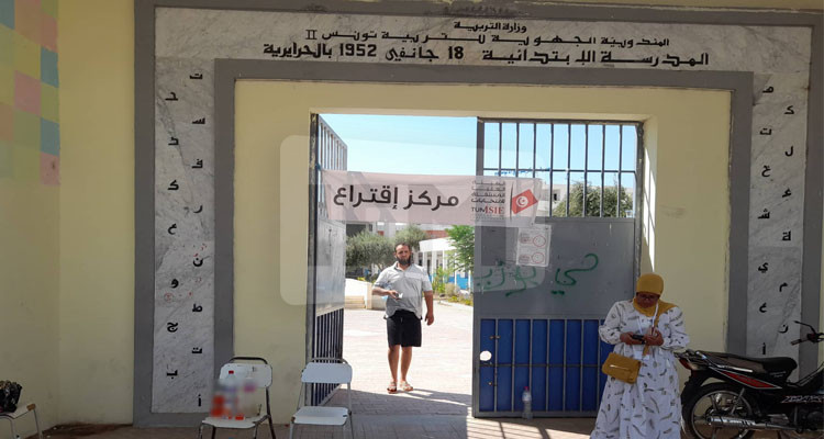 مدرسة 18 جانفي بالزهروني تشهد إقبالا جيدا للناخبين بعد الساعة الـعاشرة صباحا