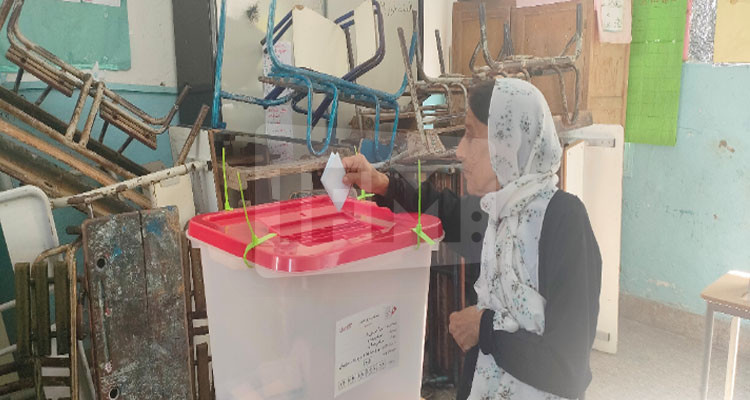 نسبة إقبال الناخبين على مركز الاقتراع بمدرسة صالح عزيز بسليمان تتراوح بين 3 و7%