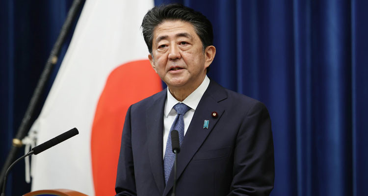 وفاة رئيس الوزراء الياباني السابق بعد تعرضه لإطلاق نار