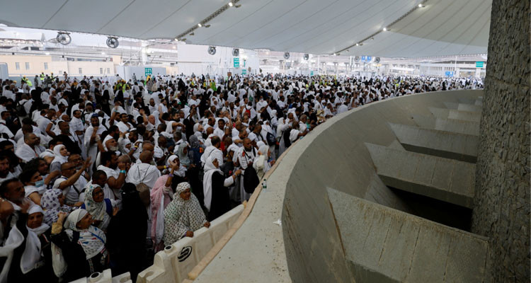 الحجاج يتدفقون إلى مشعر منى لرمي جمرة ''العقبة الكبرى''