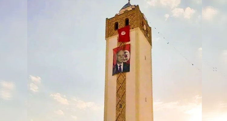 تعليق صورة سعيّد على صومعة مسجد: جمعية مهرجان سيدي علي بن عون الدولي توضح